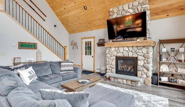 Camp Mt. Will - w/Fireplace and Hot Tub!