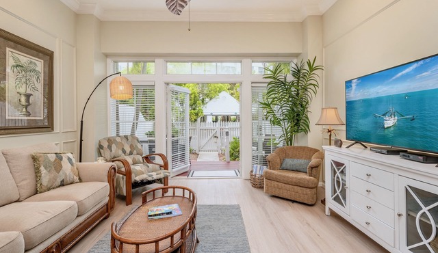 *CARIBBEAN CHARM @ THE FOUNDRY* Villa Near Duval & Beach + LAST KEY SERVICES…