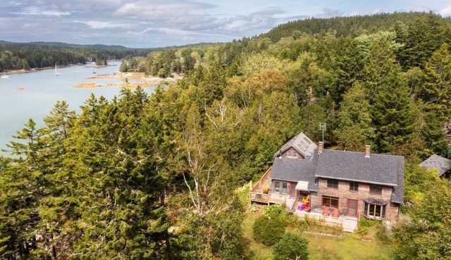 Casa Calypsu-a waterfront retreat on Horseshoe Cove