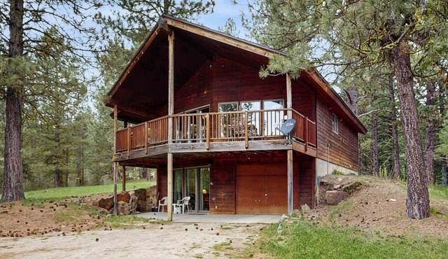 Cascade Cabin | Deck, 2 Living Rooms + Fireplaces