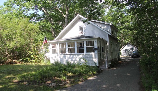 Catbird Cottage - Updated Cozy Gem, 2 miles to Acadia National Park, short walk to the bay