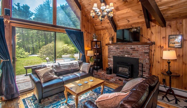 Cathedral Ledge View Chalet. Walk to Echo Lake & 5 Min to Town!