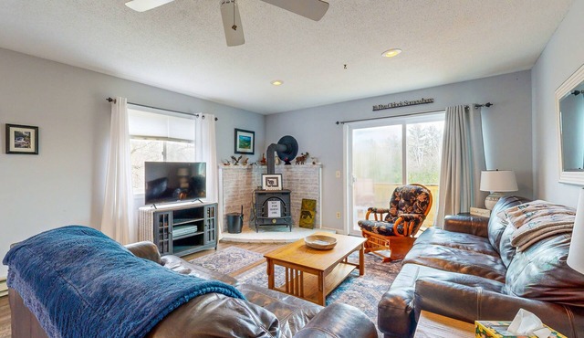 Center Conway Retreat - skiing, hiking, seasonal pool & walk to the Saco River
