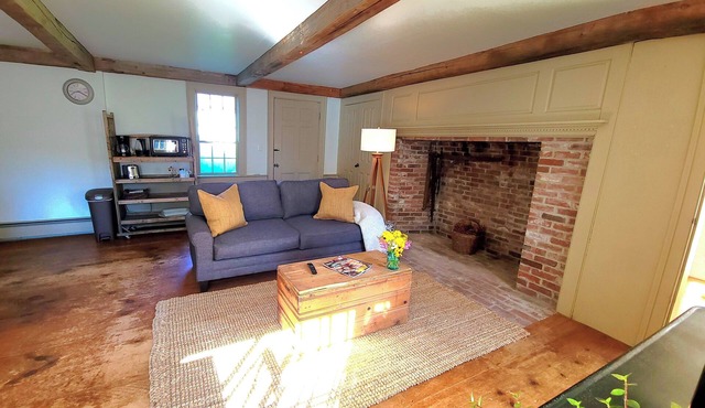 Centrally located MidCoast country farmhouse suite, just 20 minutes to Route 1!