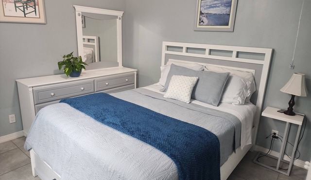 Charming 1-bedroom apartment with AC, WIFI in amazing Palm Beach next to Airport