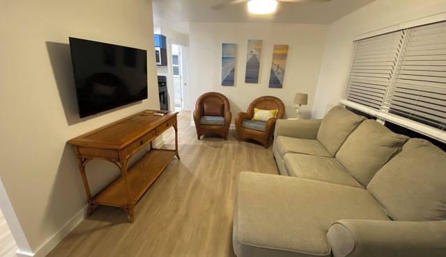 Charming 1-bedroom cottage in welcoming Jensen Beach with WiFi, AC