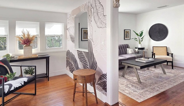 Charming 2-bedroom Cottage Close to Downtown and the Beach No. 1