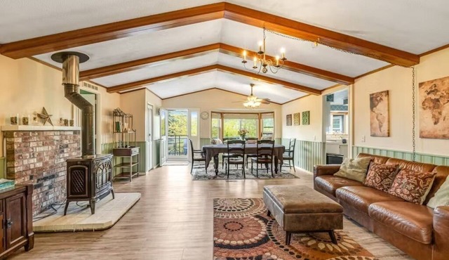 Charming 2-bedroom bungalow with hot tub in Deer Harbor. Walk to the marina!