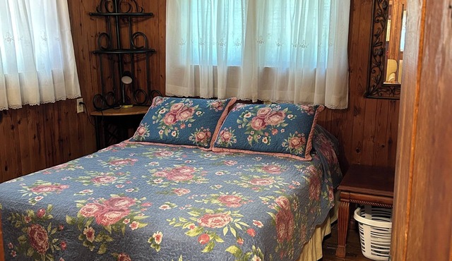 Charming 2-bedroom cottage in Bull Shoals with Lake access.