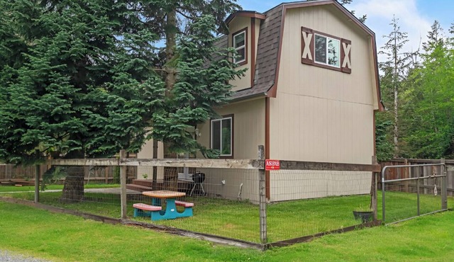 Charming 3-bedroom cottage in serene Enumclaw with AC