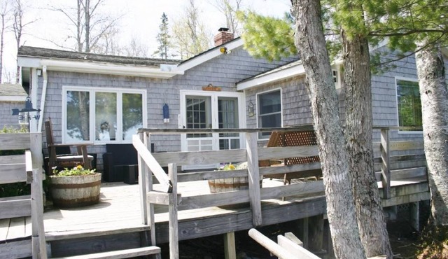 Charming 3-bedroom lake cottage in Perry with AC, and sandy beach