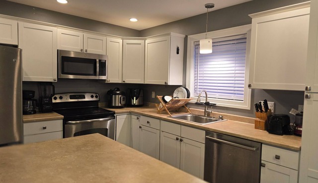 Charming 3-bedroom with WiFi, AC, Office/fitness room in fabulous Bangor.