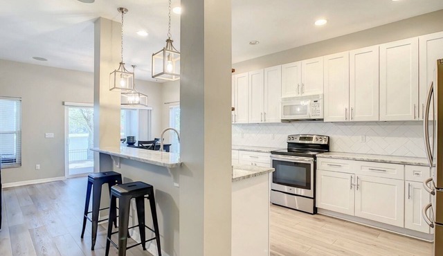 Charming 4-bedroom house with WiFi, AC, and incredible water views