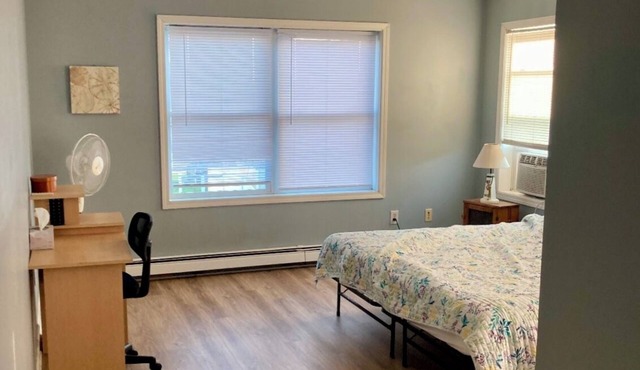 Charming 4-bedroom house with WiFi + AC in Narragansett. 5-10 min walk to beach!