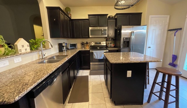 Charming abode~easy access to AUS, COTA, San Marcos Shopping