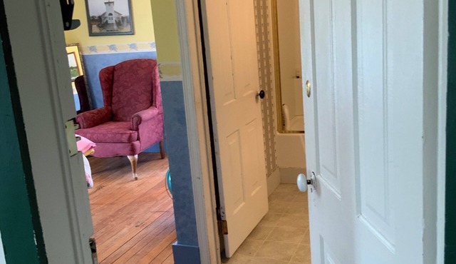Charming bed & breakfast in welcoming Comstock with AC