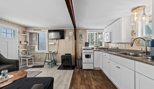 Charming Cottage in Breakwater Village - Grab your Sandals and Head to the Private Beach!