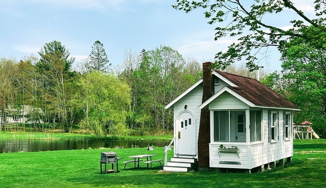 Charming cottage in Bar Harbor - Cozy fireplace, Kitchen, AC & Wi-Fi - Sleeps 6.