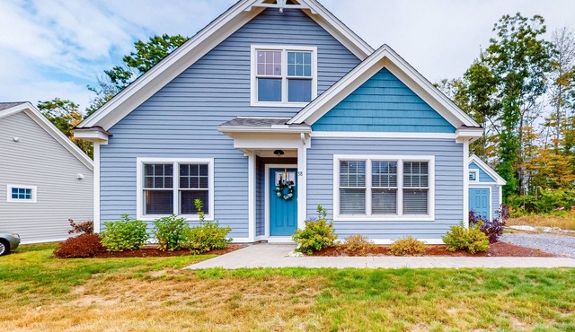 Charming cottage on a preserve with grill, WiFi, W/D, pool, gym, & game room