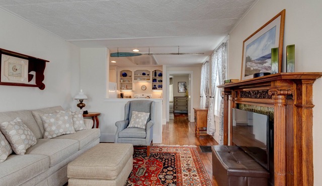 Charming Cottage on quiet street in Historic Eastport