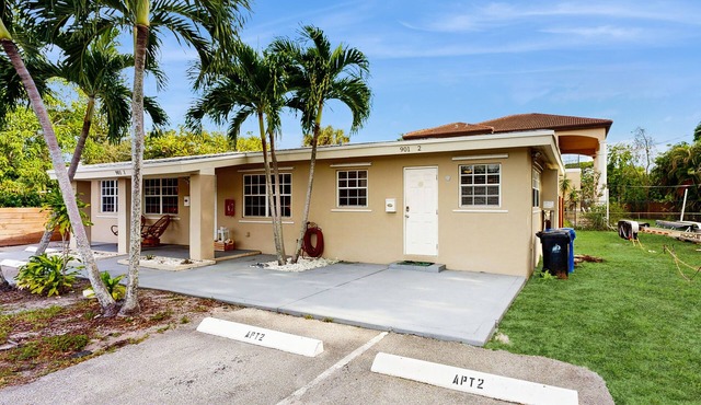 Charming Home - Enclosed Yard, Fully Equipped Kitchen & Great Location