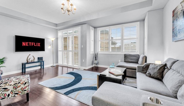 Charming Home with Airport and Toronto Nearby