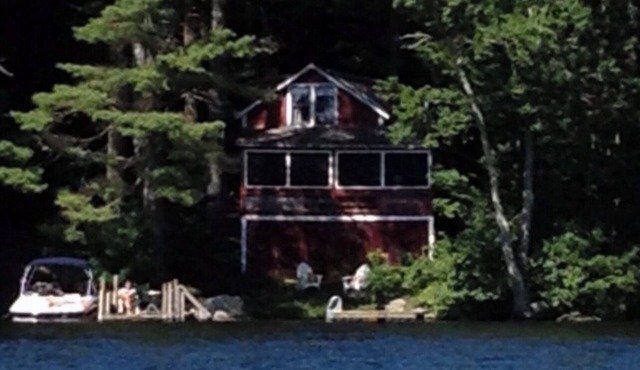 Charming lakefront 3-bedroom rustic cabin in Wolfeboro NH