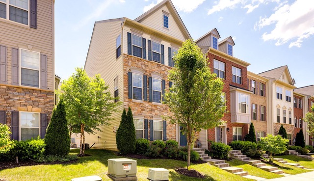 Charming Lanham Townhome: 12 Mi to Capital!