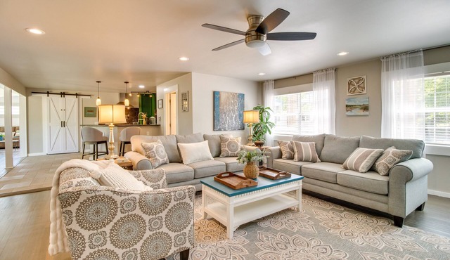 Charming Mountain Home Retreat: Walk to Marina!