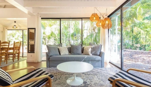 Charming open floor plan cottage in desirable Miami, fast WiFi, walk to all