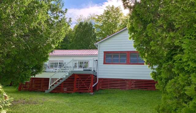 Charming rustic cottage on Lac-Trois-Saumons