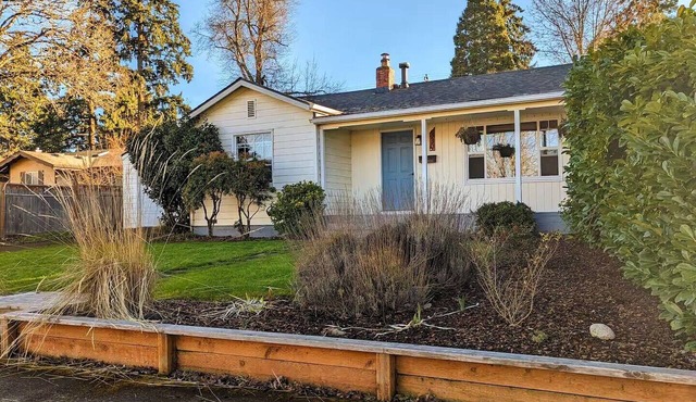 Charming South Eugene home, huge yard! Pet friendly!