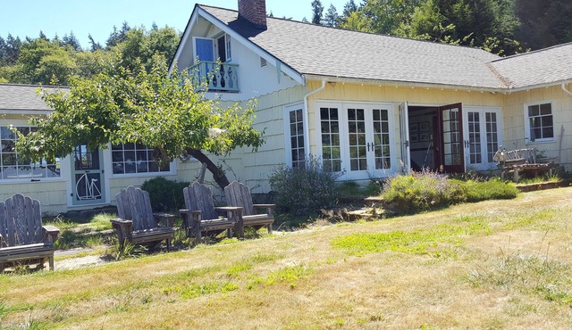 Charming west-facing beach house - sandy beach near Eastsound