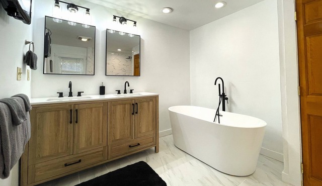 Cheerful 3-Bedroom Home with Hot Tub