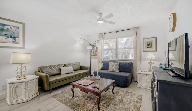 Chic 2BR Apt - Wifi + Parking/Near EGAD & Beaches