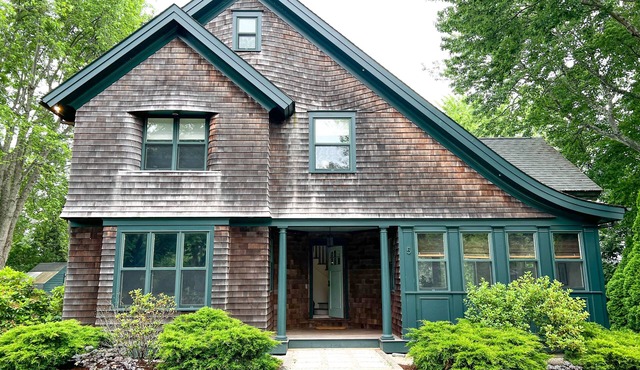 Coastal cottage in seaside town of Little Compton, RI just minutes to the beach