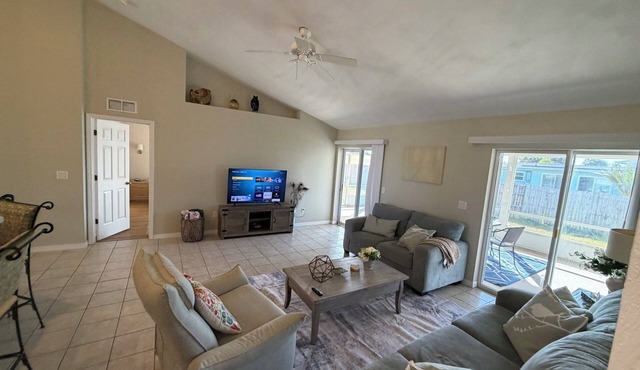 Coastal getaway 3 bedroom- 2 min walk to beach