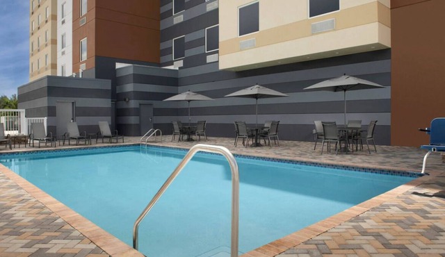 Comfort and Convenience! 2 Contemporary Units! W/ Pool Access, Free Breakfast!