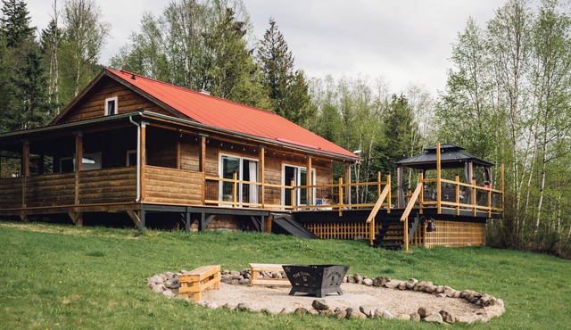 Comfortable rustic cabin right next to Wells Gray Park