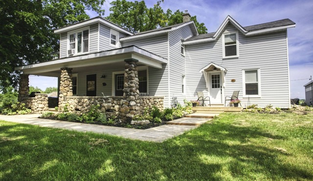 Comfortable spacious farmhouse vineyard location. Ensuite bathrooms.