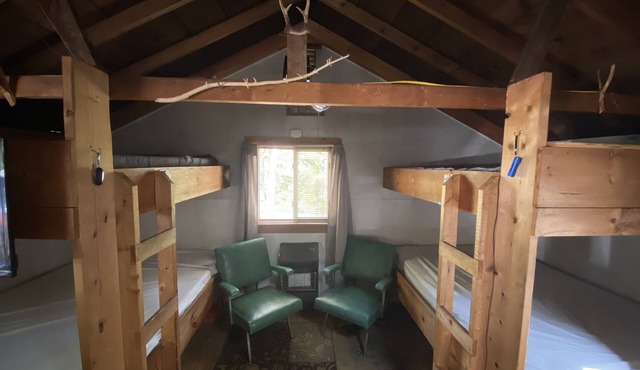 Comfy Woodland Camp Privacy withinin minutes of local amenities and attractions!
