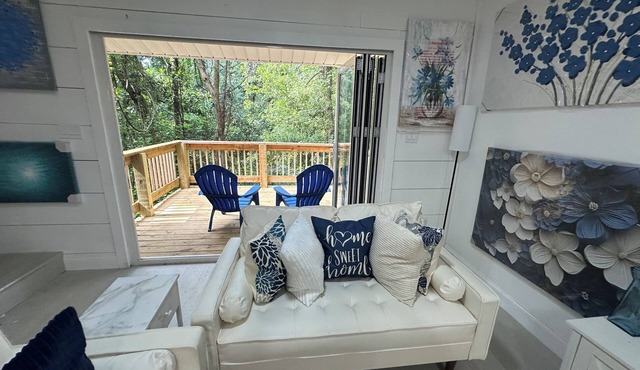 Contemporary-Chic Cozy Cabin Conveniently Located
