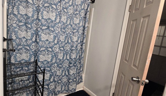 Cozy 1-bedroom apartment in welcoming Troy with AC