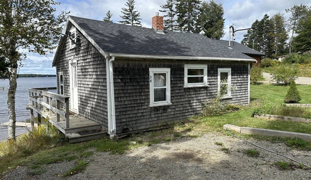 Cozy 1 bedroom cabin a few steps from Gardner Lake