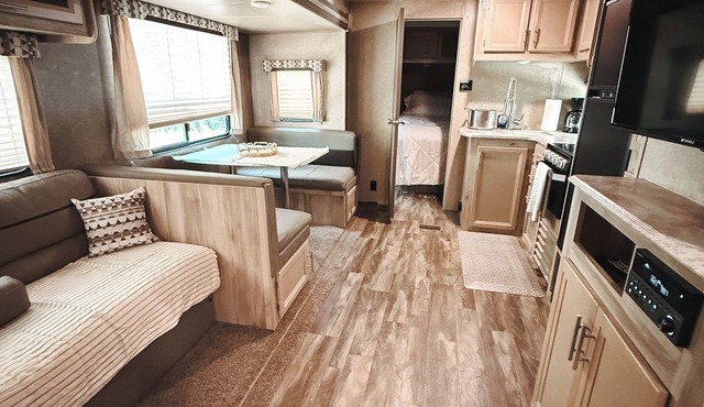 Cozy 1-bedroom Camper in lovely Gamaliel just 4 minutes from the LAKE