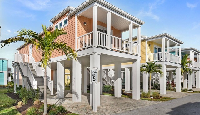 Cozy 2-bedroom stilt house in peaceful Jensen Beach with AC