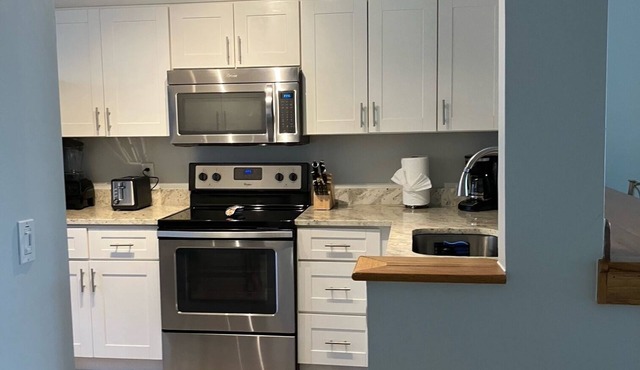 Cozy 2-bedroom villa in beautiful Jupiter with large fenced in backyard!