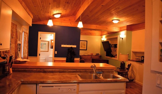 Cozy 2 BR by River- Crooked Steeple Hall