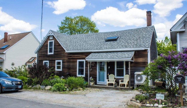 Cozy 3-bedroom home in Belfast Maine, with Beach Access