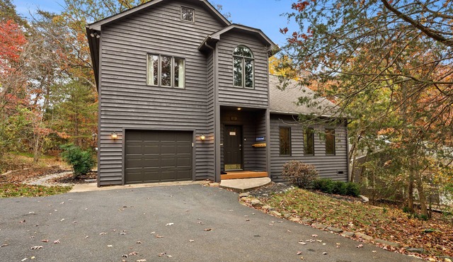 Cozy 5 BR Family Getaway with Hot Tub, Game Room, Sauna, Level 2 EV Charger!